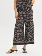 Border Print Gaucho Capri Pants